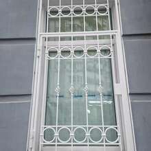 Монтажник оконных решеток