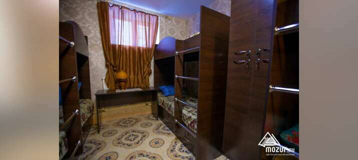 Мягкая односпальная кровать в комнате хостела в Барнауле